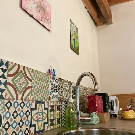 Staying With The Artist 招待所 3*